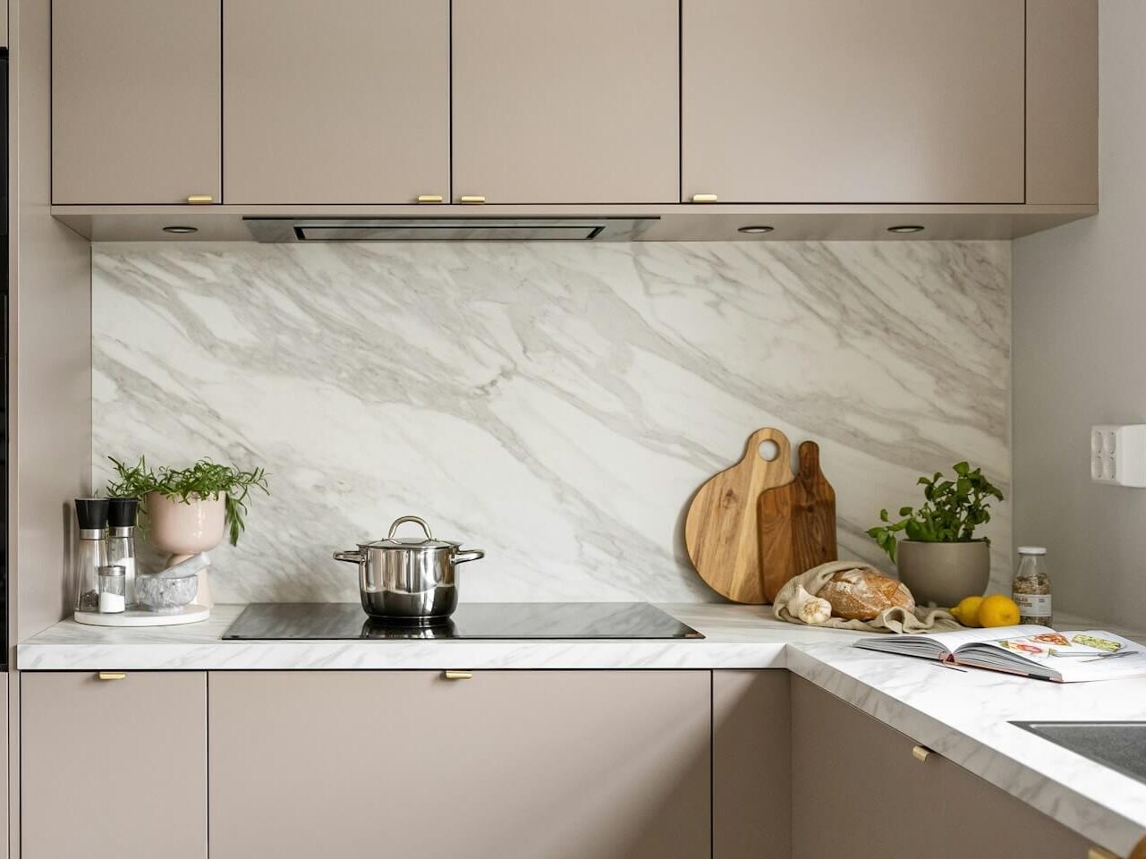 Kök med stänkskydds-skiva i marmor mönster.