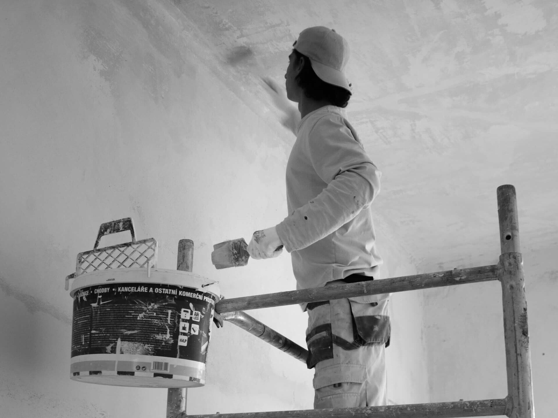 Man som målar taket.