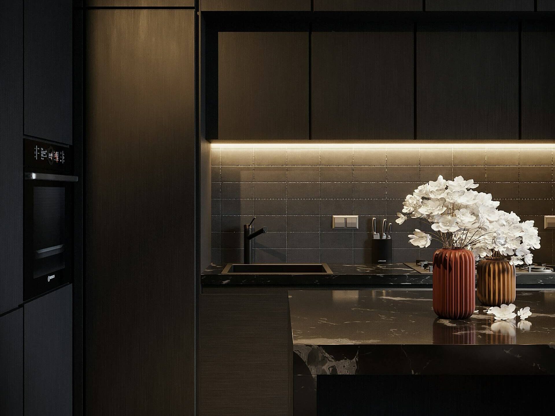 Mörkt kök med tänd belysning under skåpen.