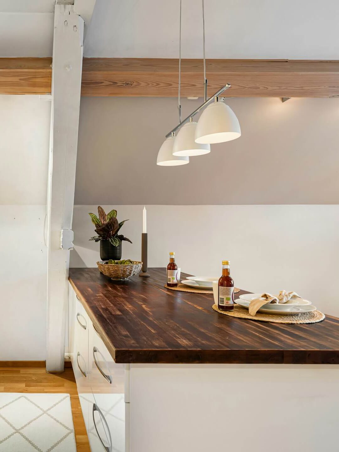 Lampa över köksö.